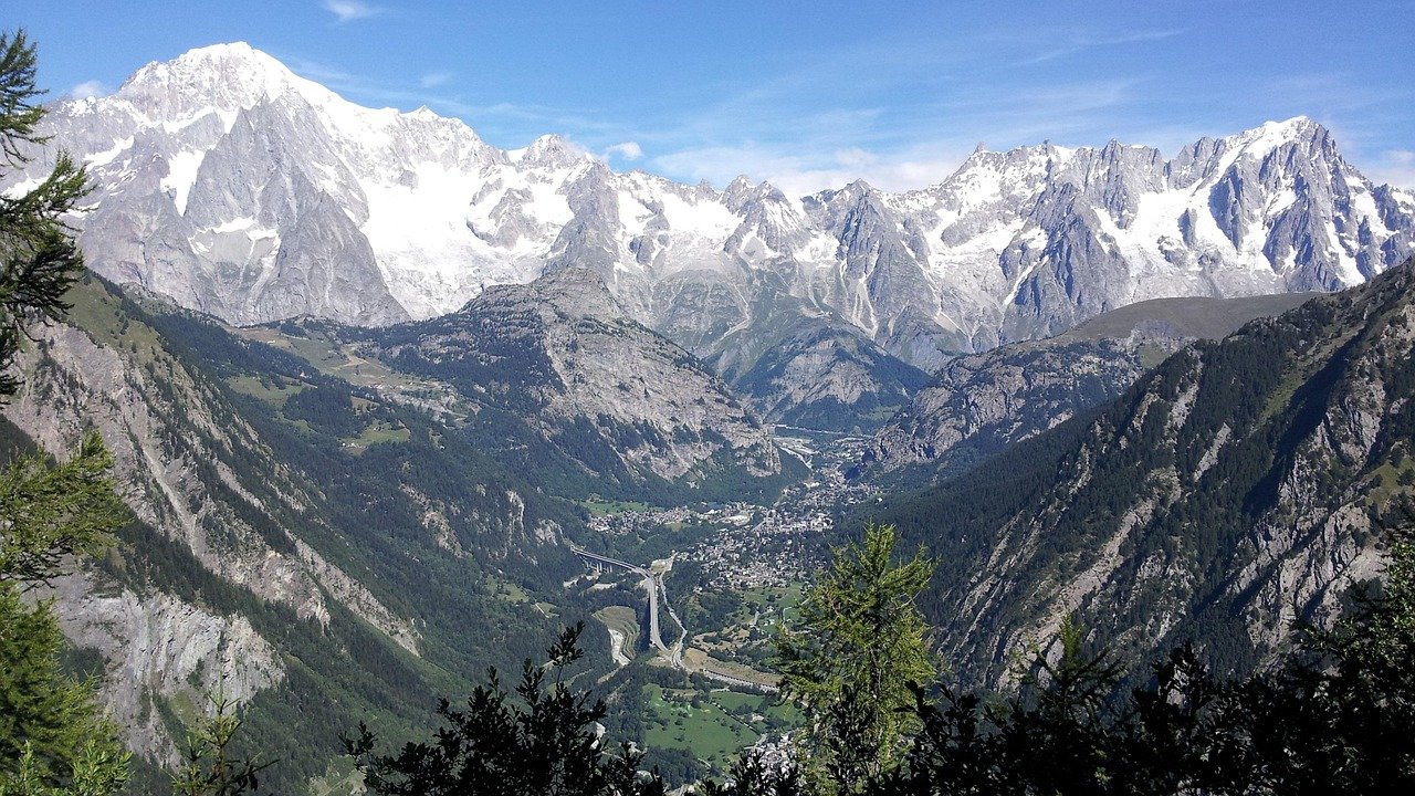 découvrez le mont blanc, le sommet le plus élevé des alpes, offrant des paysages à couper le souffle, des défis de randonnée inoubliables et une riche histoire alpine. explorez cette destination emblématique pour les amoureux de la nature et les aventuriers.