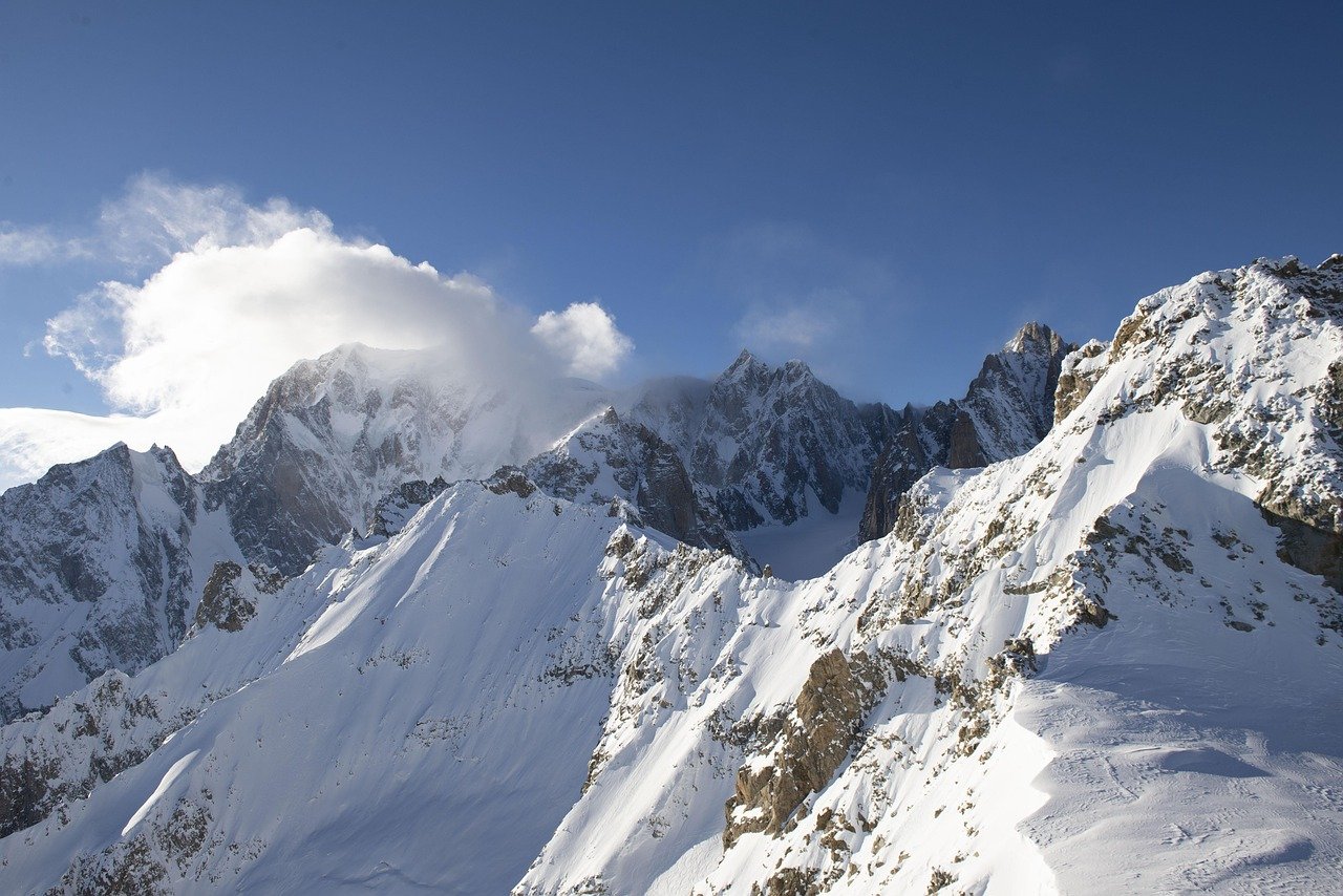 découvrez le mont blanc, le sommet culminant des alpes et un symbole emblématique de la beauté naturelle. plongez dans ses paysages grandioses, ses défis d'escalade et ses activités de plein air pour les aventuriers et les amoureux de la nature.