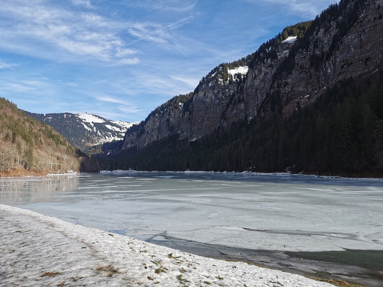 découvrez montriond, un charmant village alpin situé au cœur des portes du soleil. entrez dans un monde de nature préservée, de paysages à couper le souffle et d'activités de plein air. que vous soyez passionné de ski, de randonnée ou simplement en quête de tranquillité, montriond vous offre une expérience unique à chaque saison.