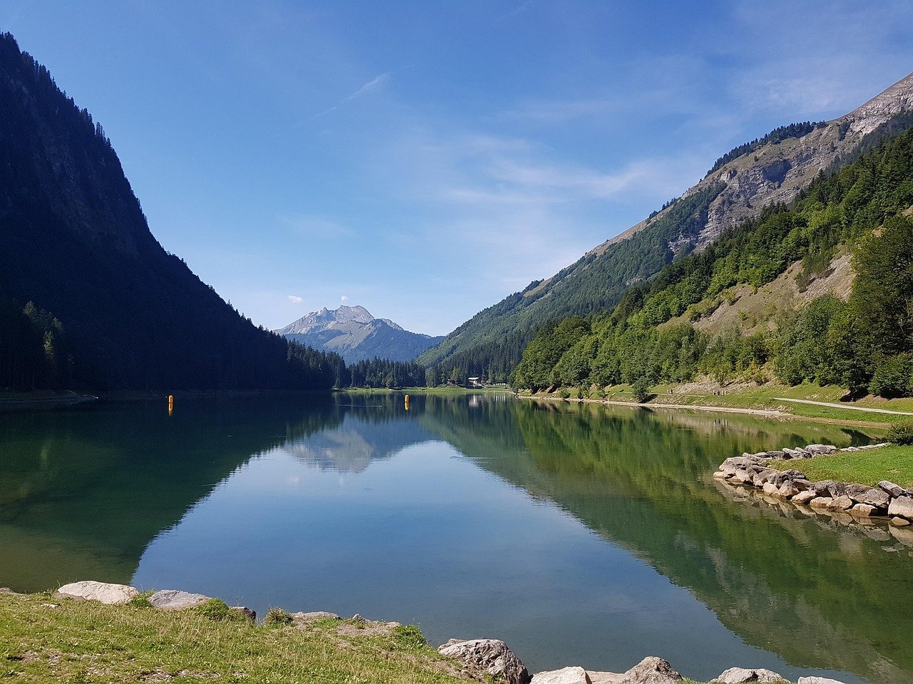 découvrez montriond, une charmante destination alpine offrant un cadre naturel exceptionnel, des activités de plein air tout au long de l'année, et une atmosphère conviviale, parfaite pour des vacances en famille ou entre amis.