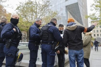découvrez les détails de l'opération policière qui a eu lieu à la guillotière. une action visant à renforcer la sécurité et à lutter contre la criminalité dans ce quartier dynamique de lyon. informez-vous sur les enjeux et les résultats de cette intervention choc.