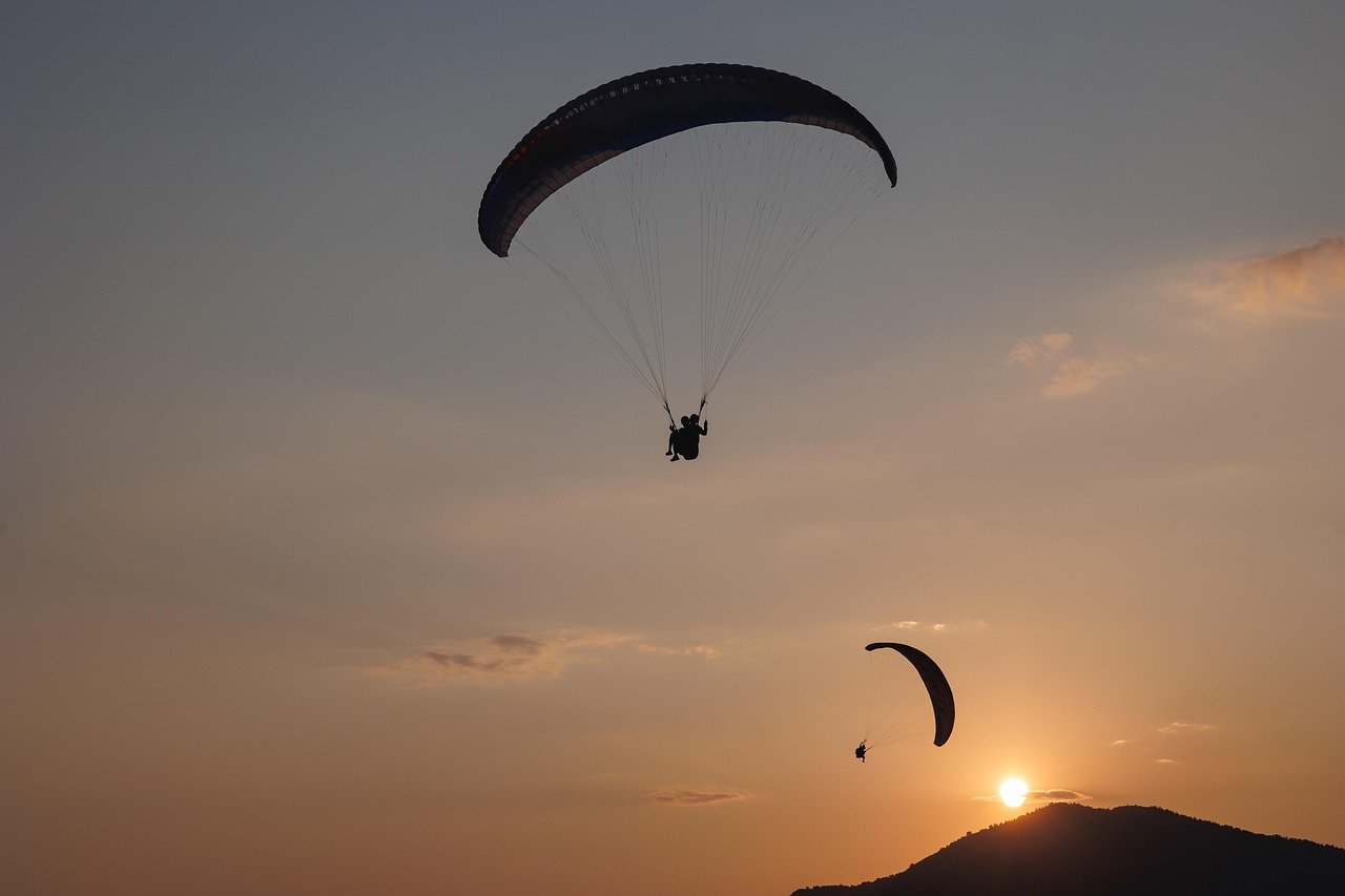 découvrez le parapente, une aventure aérienne exceptionnelle qui vous permettra de survoler des paysages à couper le souffle. que vous soyez débutant ou pilote expérimenté, vivez des sensations fortes en planant dans les airs et admirez la beauté de la nature sous un nouvel angle.