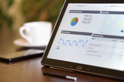 découvrez l'importance de la gouvernance des données publiques, son impact sur la transparence et l'engagement citoyen, ainsi que les meilleures pratiques pour assurer la gestion responsable et éthique des informations publiques.