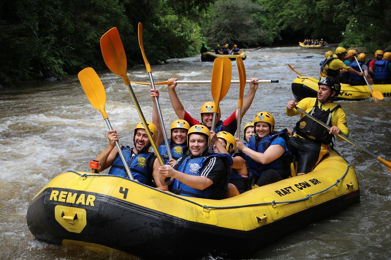 vivez une aventure palpitante sur les rapides avec notre expérience de rafting ! que vous soyez débutant ou expert, immergez-vous dans la nature et ressentez l'adrénaline des paysages à couper le souffle. réservez dès maintenant votre excursion de rafting !