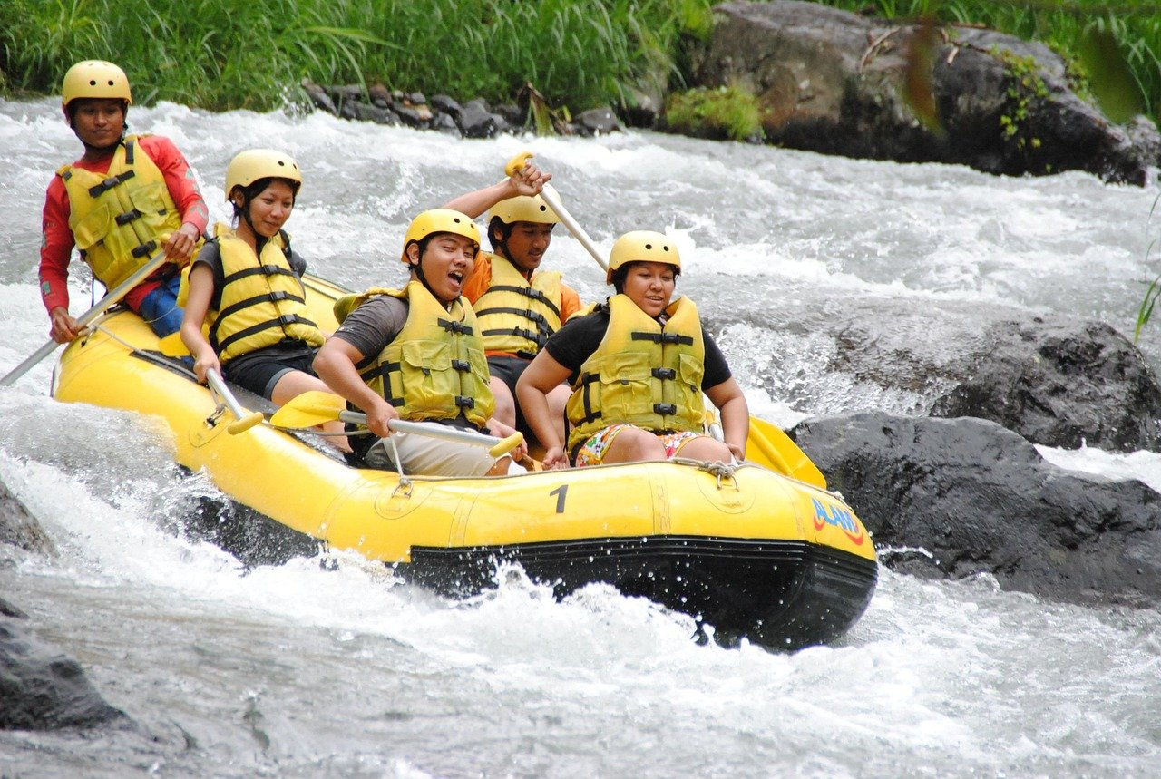 découvrez l'adrénaline du rafting : des descentes en eaux vives à travers des paysages époustouflants. que vous soyez novice ou expert, vivez une aventure inoubliable en pleine nature.