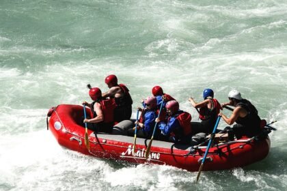 découvrez l'excitation du rafting : une aventure aquatique palpitante à travers des rapides tumultueux et des paysages à couper le souffle. que vous soyez débutant ou expert, vivez des moments inoubliables en pleine nature sur les meilleures rivières.