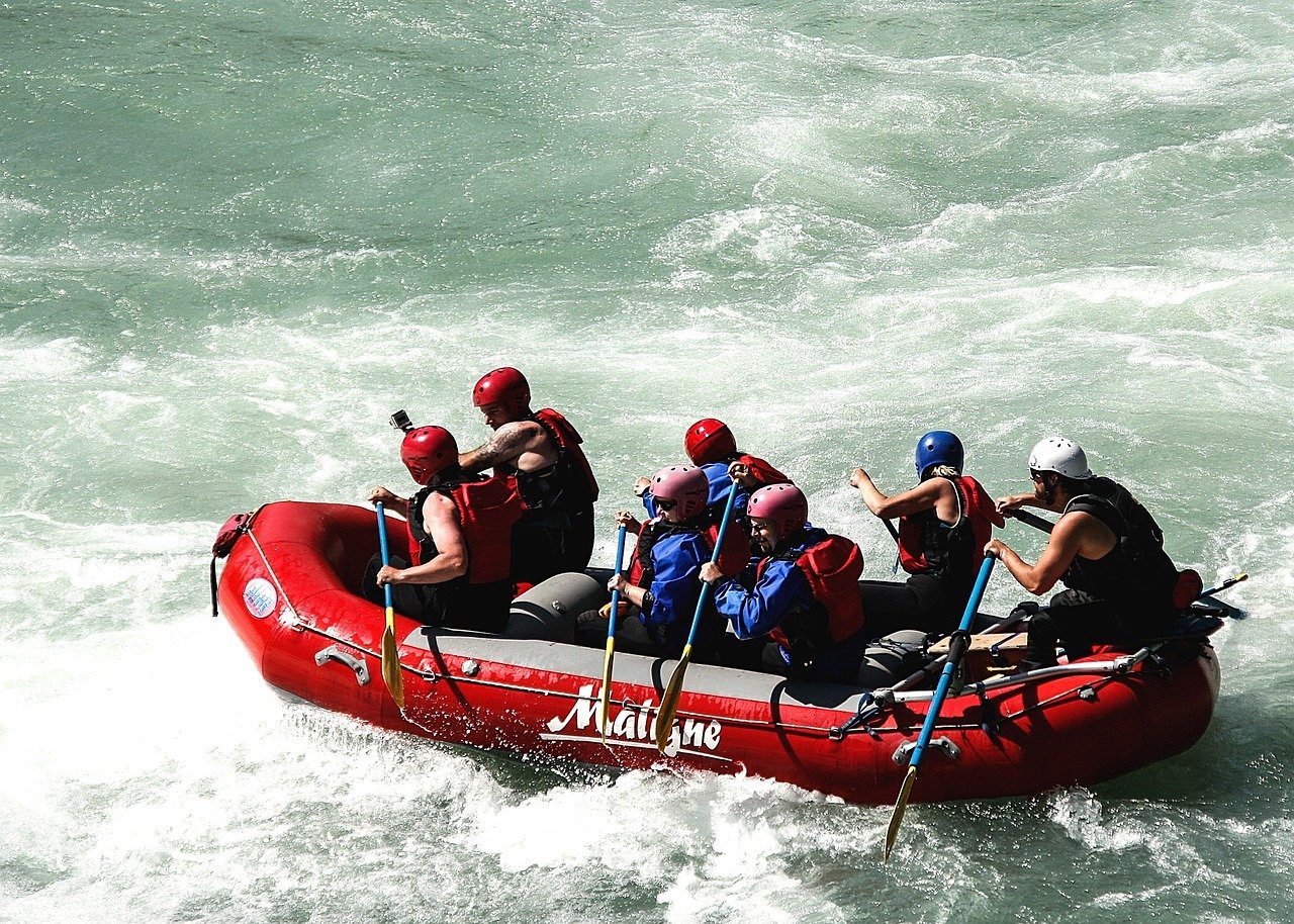 découvrez l'excitation du rafting : une aventure aquatique palpitante à travers des rapides tumultueux et des paysages à couper le souffle. que vous soyez débutant ou expert, vivez des moments inoubliables en pleine nature sur les meilleures rivières.