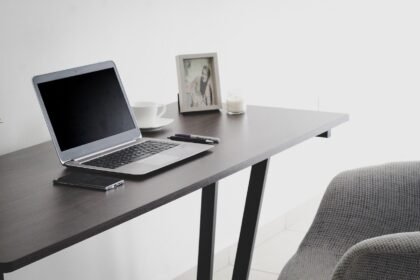 découvrez les avantages et les défis du travail à distance. apprenez à optimiser votre productivité, à équilibrer votre vie professionnelle et personnelle, et à maîtriser les outils numériques pour une expérience de télétravail réussie.