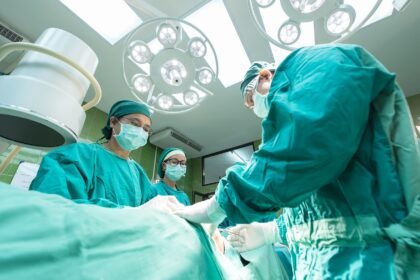 découvrez la chirurgie robotique, une révolution médicale qui utilise des robots pour effectuer des interventions chirurgicales précises et minimales. explorez ses avantages, telles que des temps de récupération plus courts et moins de complications, ainsi que son impact sur l'avenir de la santé.