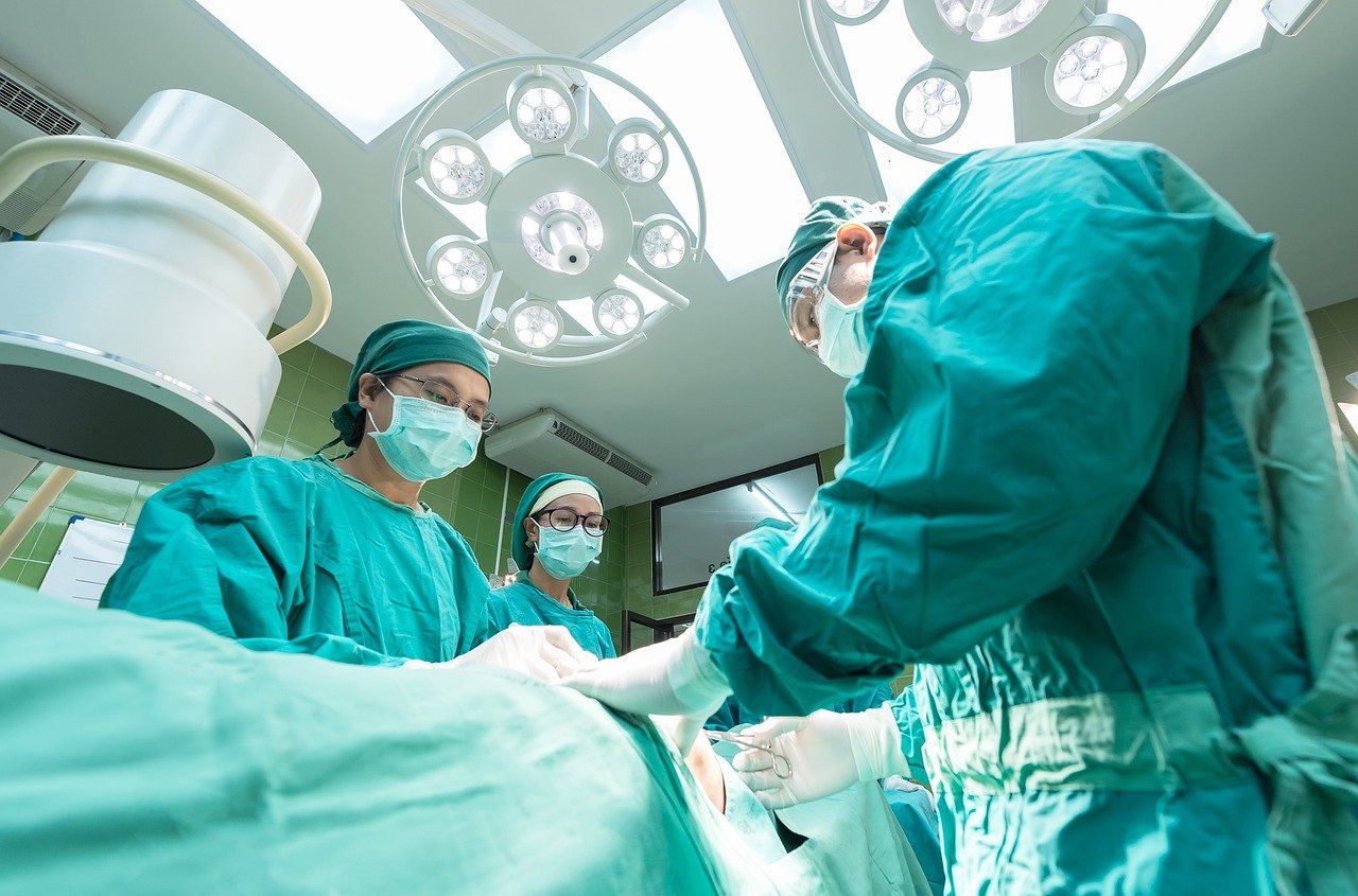 découvrez la chirurgie robotique, une révolution médicale qui utilise des robots pour effectuer des interventions chirurgicales précises et minimales. explorez ses avantages, telles que des temps de récupération plus courts et moins de complications, ainsi que son impact sur l'avenir de la santé.