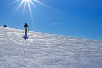découvrez les joies de la randonnée en raquettes à neige, une activité hivernale conviviale et accessible. explorez des paysages enneigés tout en profitant de l'air frais et de moments mémorables en pleine nature. idéal pour les amoureux de l'hiver et les aventuriers en quête d'évasion.
