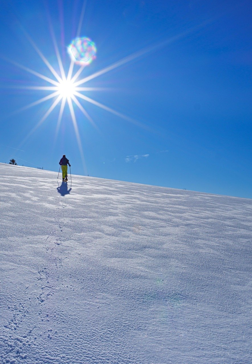découvrez les joies de la randonnée en raquettes à neige, une activité hivernale conviviale et accessible. explorez des paysages enneigés tout en profitant de l'air frais et de moments mémorables en pleine nature. idéal pour les amoureux de l'hiver et les aventuriers en quête d'évasion.