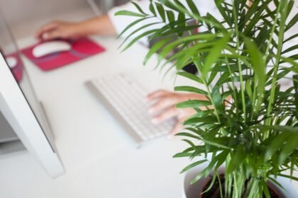 découvrez les obstacles à l'adoption du télétravail et comment les entreprises peuvent les surmonter. analysons les défis organisationnels, technologiques et culturels qui freinent cette évolution.