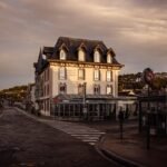 découvrez thonon-les-bains, une charmante station balnéaire située sur les rives du lac léman. profitez de ses thermes, de ses paysages époustouflants et de ses activités nautiques variées. un lieu idéal pour des vacances alliant détente et aventure!