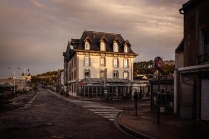 découvrez thonon-les-bains, une charmante station balnéaire située sur les rives du lac léman. profitez de ses thermes, de ses paysages époustouflants et de ses activités nautiques variées. un lieu idéal pour des vacances alliant détente et aventure!