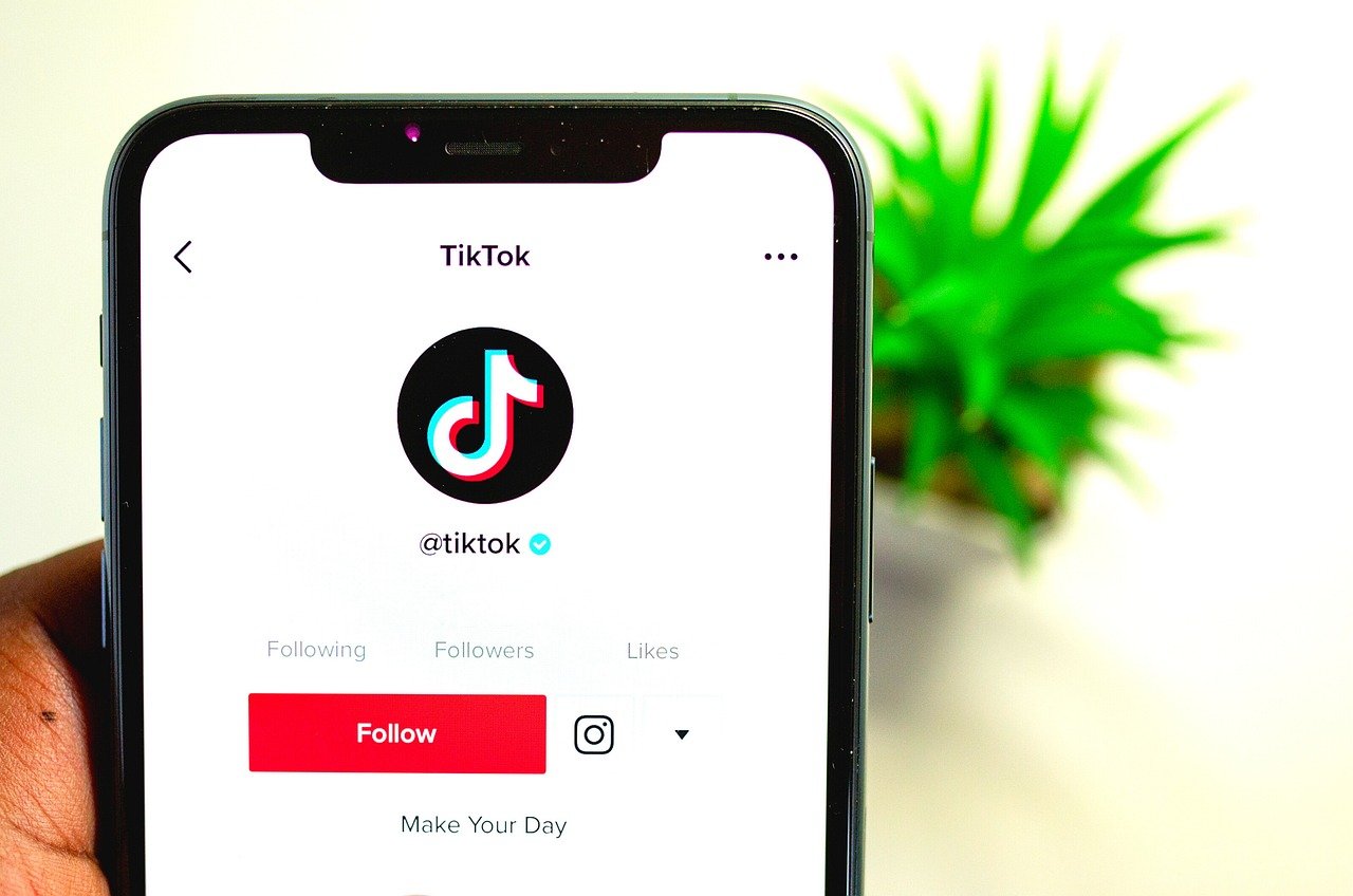 découvrez comment fonctionnent les algorithmes de tiktok et apprenez à les utiliser pour maximiser votre visibilité et votre engagement sur la plateforme. plongez dans les secrets de cette puissance virale et boostez votre contenu dès maintenant.