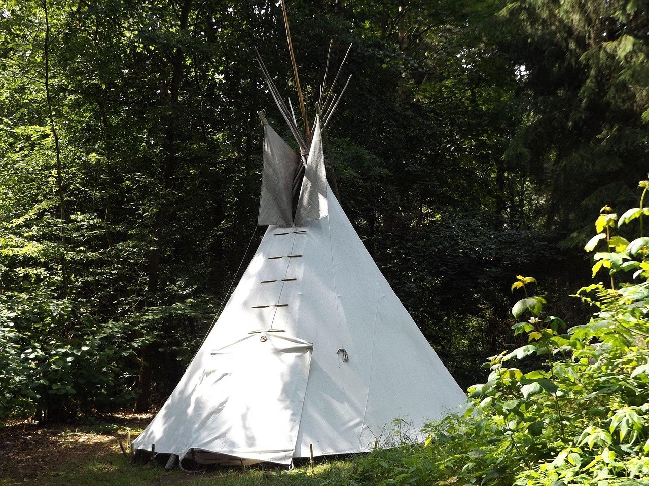 découvrez l'univers fascinant du tipi, une habitation traditionnelle des peuples amérindiens. apprenez ses origines, sa construction et son utilisation moderne, tout en explorant son esthétique unique qui allie confort et connexion avec la nature.