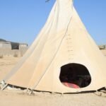 découvrez l'univers fascinant du tipi, cette habitation traditionnelle des peuples autochtones d'amérique du nord. apprenez-en davantage sur son histoire, sa construction et son utilisation moderne dans le camping et la décoration intérieure.