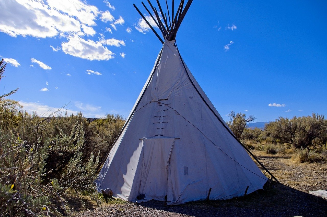 découvrez l'univers fascinant des tipis, ces habitations traditionnelles des peuples indigènes d'amérique. apprenez leurs origines, leur construction, et comment ils continuent d'inspirer des styles de vie moderne et des séjours en pleine nature.