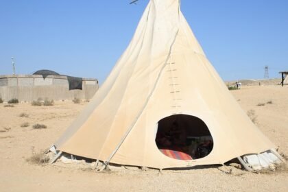 découvrez l'univers fascinant du tipi, cette habitation traditionnelle des peuples autochtones d'amérique du nord. apprenez-en davantage sur son histoire, sa construction et son utilisation moderne dans le camping et la décoration intérieure.