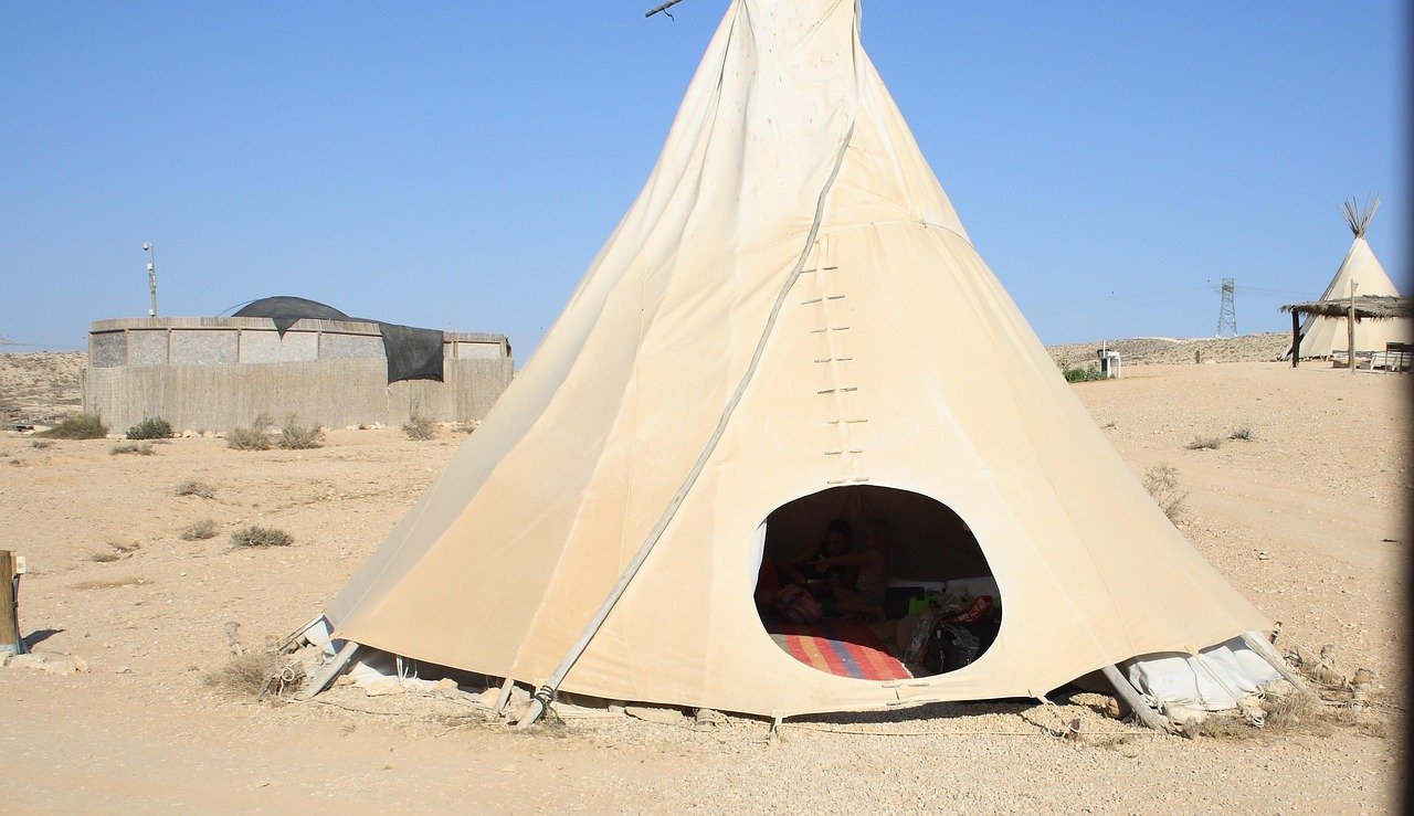 découvrez l'univers fascinant du tipi, cette habitation traditionnelle des peuples autochtones d'amérique du nord. apprenez-en davantage sur son histoire, sa construction et son utilisation moderne dans le camping et la décoration intérieure.