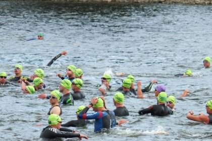 découvrez le triathlon, un sport complet alliant natation, vélo et course à pied. que vous soyez débutant ou athlète confirmé, notre guide offre des conseils, des entraînements et des événements pour vous aider à atteindre vos objectifs. plongez dans l'univers du triathlon et préparez-vous à relever de nouveaux défis sportifs !
