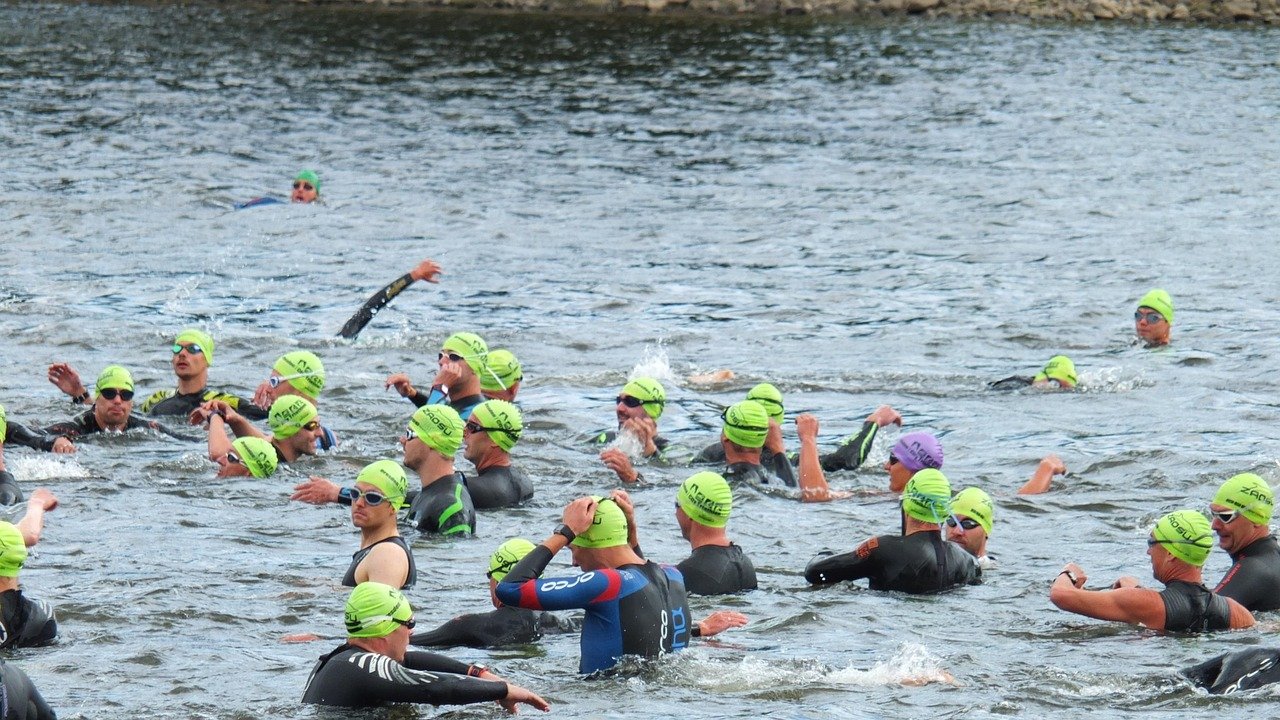 découvrez le triathlon, un sport complet alliant natation, vélo et course à pied. que vous soyez débutant ou athlète confirmé, notre guide offre des conseils, des entraînements et des événements pour vous aider à atteindre vos objectifs. plongez dans l'univers du triathlon et préparez-vous à relever de nouveaux défis sportifs !