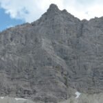 venez vivre une aventure inoubliable en montagne avec la via ferrata ! découvrez des paysages à couper le souffle tout en évoluant sur des parcours sécurisés, adaptés à tous les niveaux. que vous soyez novice ou expérimenté, cette activité allie sensations fortes et émerveillement devant la nature. préparez-vous à gravir des parois rocheuses et à franchir des ponts suspendus pour une expérience unique en plein air.