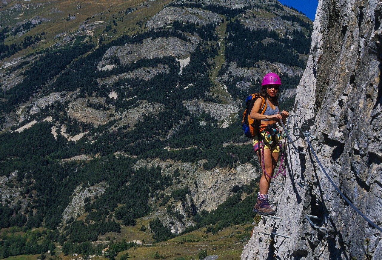 découvrez l'excitation de la via ferrata, une aventure en plein air qui combine escalade et randonnée. parcourez des sentiers spectaculaires, surmontez des murs vertigineux et admirez des paysages à couper le souffle. parfait pour les amateurs de sensations fortes et de nature!
