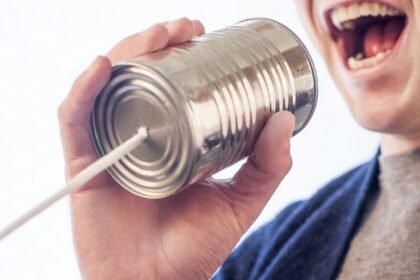 découvrez l'univers des assistants vocaux : technologies innovantes qui transforment notre quotidien en facilitant l'interaction avec nos appareils grâce à la voix. apprenez comment ces outils améliorent la productivité, l'accessibilité et le divertissement.