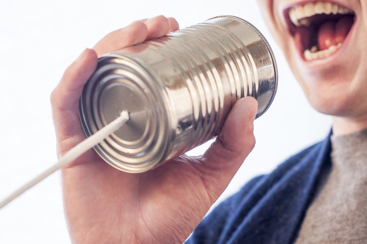 découvrez l'univers des assistants vocaux : technologies innovantes qui transforment notre quotidien en facilitant l'interaction avec nos appareils grâce à la voix. apprenez comment ces outils améliorent la productivité, l'accessibilité et le divertissement.