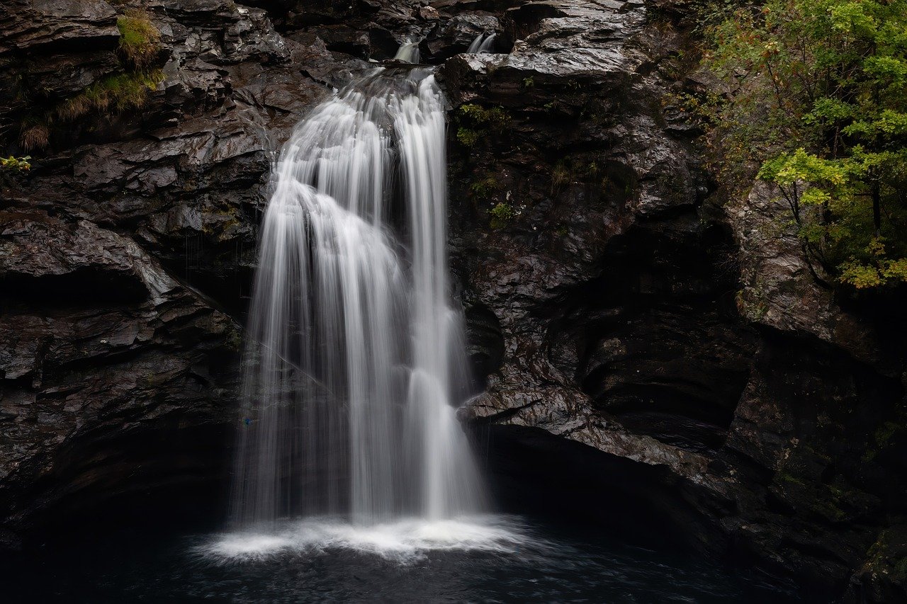 découvrez le magnifique sentier de la cascade, une aventure en pleine nature qui vous mènera à travers des paysages pittoresques et des chutes d'eau époustouflantes. parfait pour les amateurs de randonnée et de photographie, ce parcours vous promet une expérience inoubliable au cœur de la biodiversité.