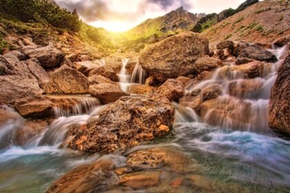 découvrez le sentier des cascades, une aventure immersive au cœur de la nature, où des paysages époustouflants et des chutes d'eau spectaculaires vous attendent. parfait pour les amoureux de la randonnée et les passionnés de photographie.