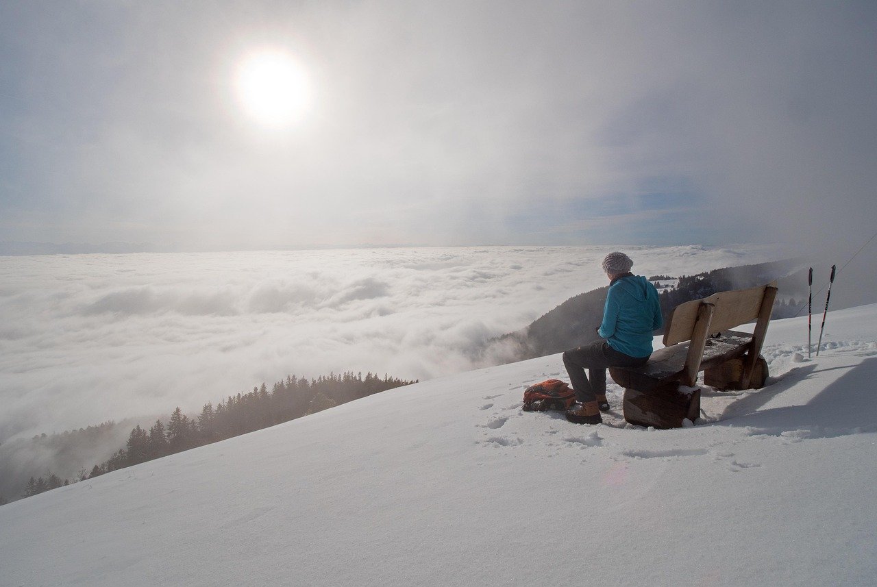 découvrez les paysages enchanteurs des sentiers hivernaux lors de vos randonnées d'hiver. émerveillez-vous devant la beauté des flocons de neige, respirez l'air frais et vivez des moments inoubliables en pleine nature. préparez votre équipement et partez à l'aventure dans les montagnes enneigées !