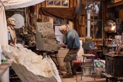 participez à nos ateliers de sculpture sur bois et développez votre créativité tout en apprenant les techniques essentielles. que vous soyez débutant ou expérimenté, nos sessions sont conçues pour tous les niveaux. rejoignez-nous pour une expérience enrichissante et pratique au cœur de l'art du travail du bois.