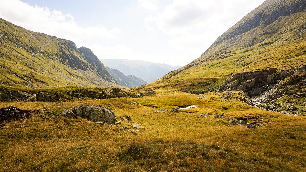 découvrez les majestueuses montagnes, un monde d'aventures et de paysages à couper le souffle. explorez la beauté naturelle, les randonnées épiques et la sérénité des sommets, tout en plongeant dans des activités comme l'escalade, le ski et bien plus encore.