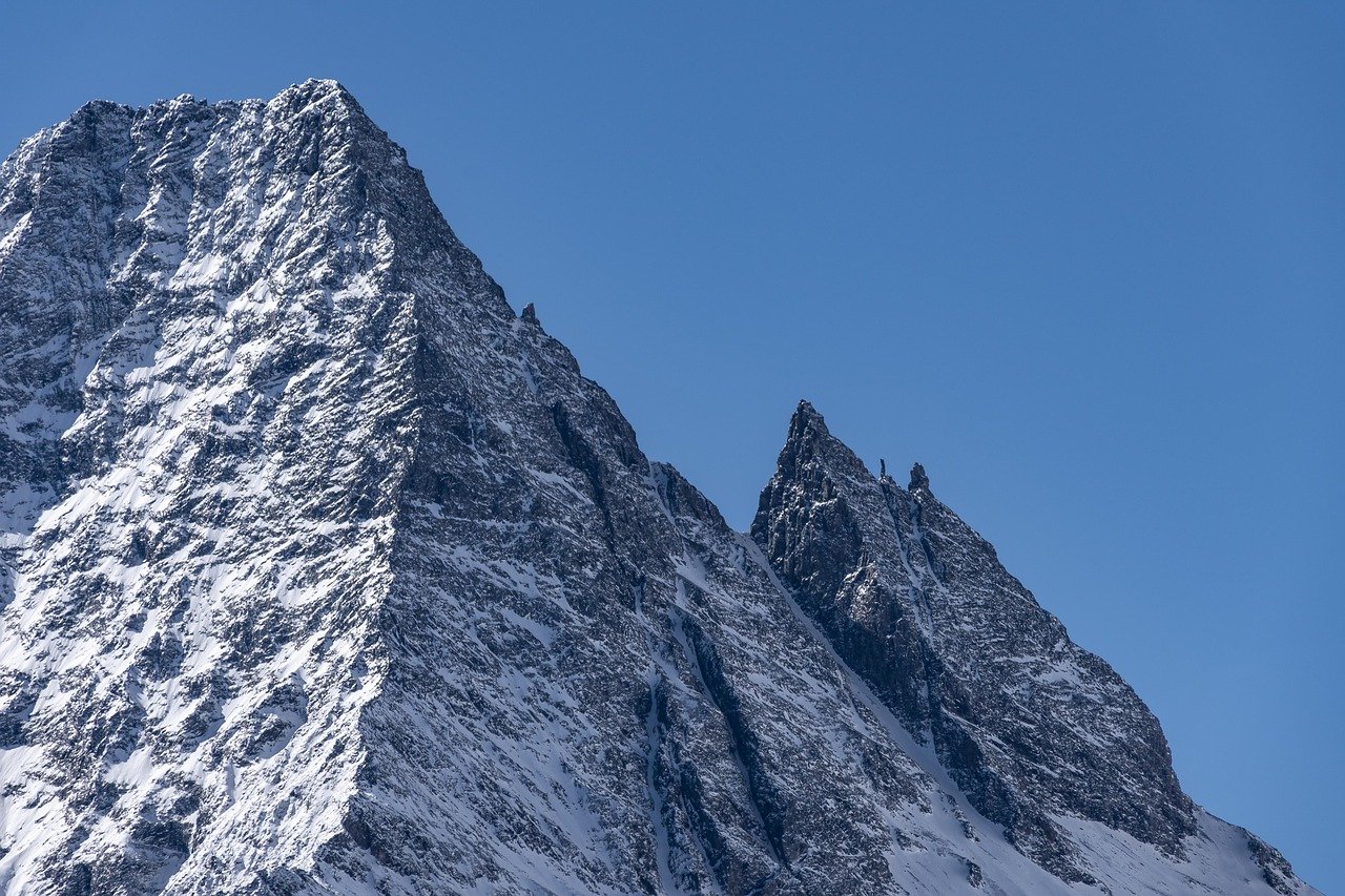 découvrez la majesté des montagnes : paysages à couper le souffle, activités de plein air et aventures inoubliables vous attendent dans ce havre de paix naturel. évadez-vous au cœur des sommets pour une expérience unique au contact de la nature.