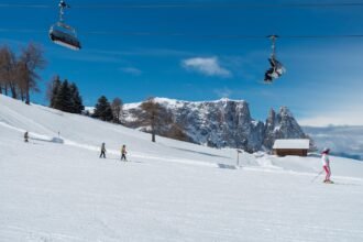 découvrez les meilleures écoles de ski pour apprendre ou perfectionner vos compétences sur les pistes. que vous soyez débutant ou skieur expérimenté, nos instructeurs qualifiés vous aideront à profiter au maximum de votre expérience sur la neige. rejoignez-nous pour des cours adaptés à tous les niveaux, dans des paysages enneigés à couper le souffle.