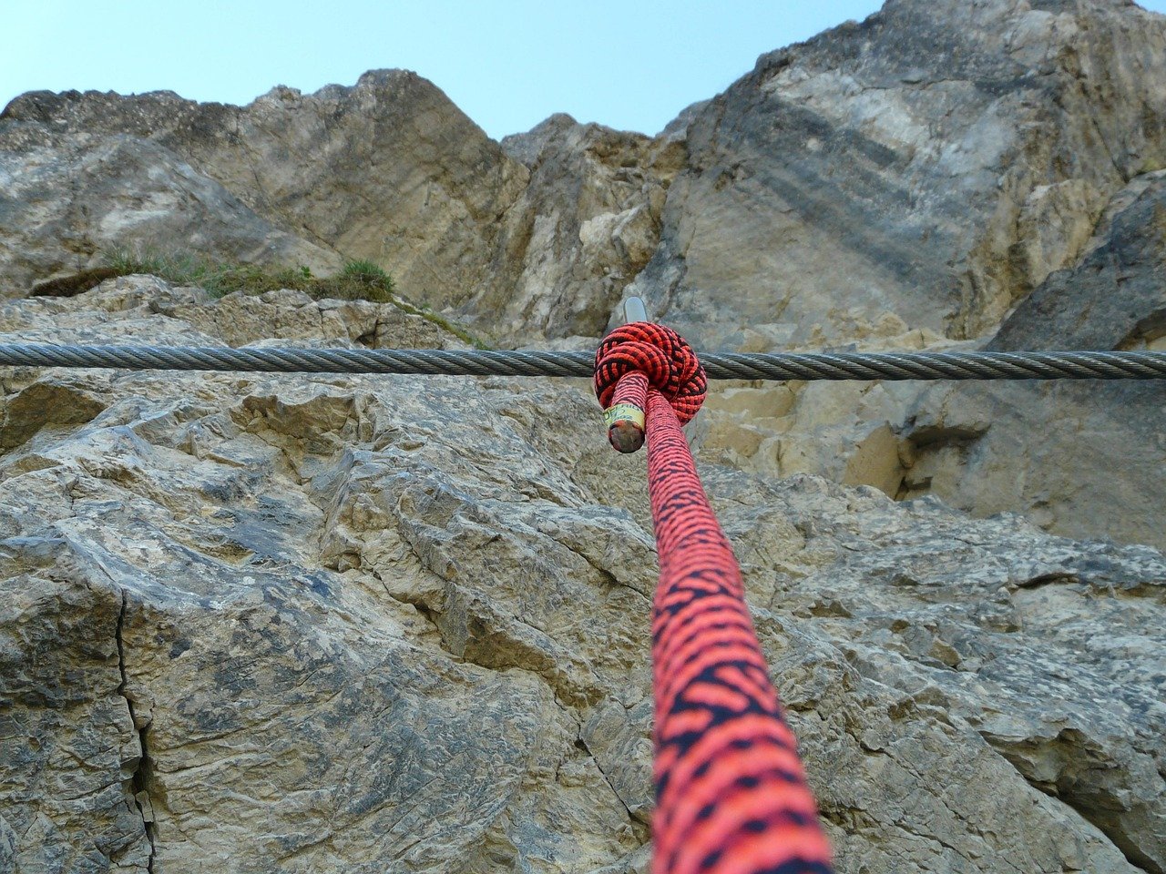 découvrez l'excitation de la via ferrata, une aventure en pleine nature alliant escalade et randonnée. parfait pour les amateurs de sensations fortes, ce parcours sécurisé vous permet de traverser des paysages époustouflants tout en testant vos limites en toute sécurité.